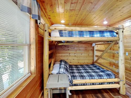 Mountain Seduction 2 Bedrooms Sleeps 16 Views Foosball Jacuzzi WiFi - image 6