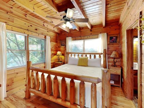 Mountain Seduction 2 Bedrooms Sleeps 16 Views Foosball Jacuzzi WiFi - image 2