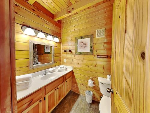 Mountain Seduction 2 Bedrooms Sleeps 16 Views Foosball Jacuzzi WiFi - image 12