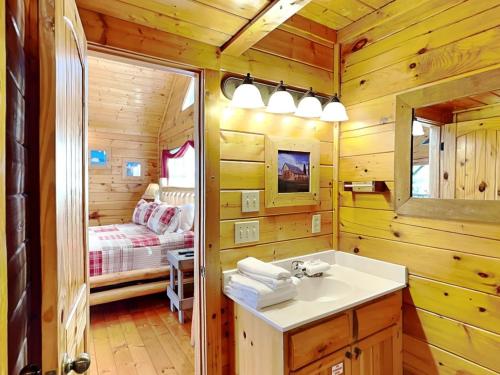 Mountain Seduction 2 Bedrooms Sleeps 16 Views Foosball Jacuzzi WiFi - image 14
