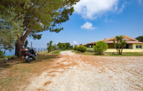  Stunning Home In Zambrone With House Sea View, Ferienwohnung in Zambrone