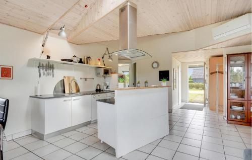 Konyha, Four-Bedroom Holiday Home In Tarm in Hemmet