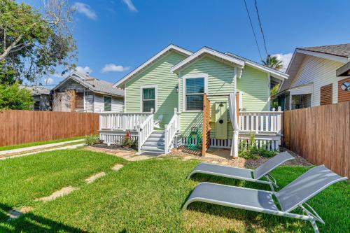 Walk to Galveston Beach Texas Home with Fenced Yard in Galveston, USA