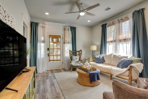 Walk to Galveston Beach Texas Home with Fenced Yard in Galveston, USA