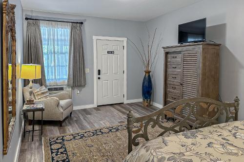 The Applegate All 3 Suites in Dillsboro, USA
