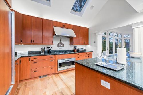 Large 5-bedroom home with a pool in Chester, USA