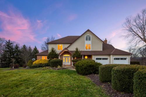 Large 5-bedroom home with a pool in Chester, USA