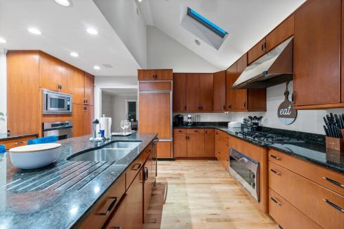 Large 5-bedroom home with a pool in Chester, USA