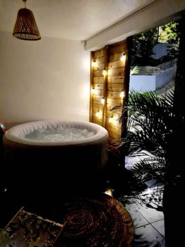 Appartement vue mer avec jacuzzi in Le Diamant