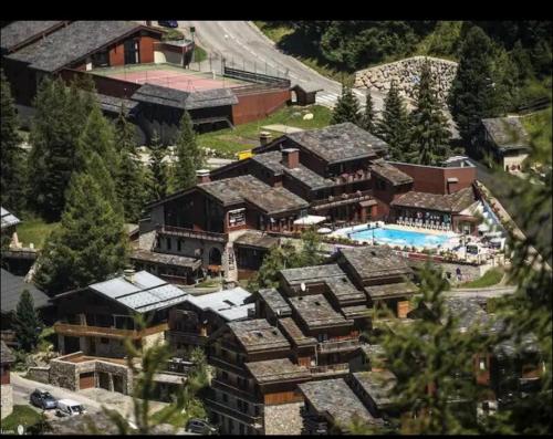 APPARTEMENT charme SPA & PARKING COUVERT Au pied des pistes Plagne 1800 in لا بلاجني