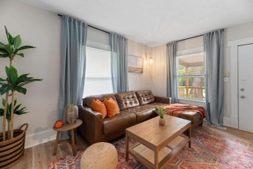 Beautiful 2 Bed 1 Bath home near College Hill - image 14