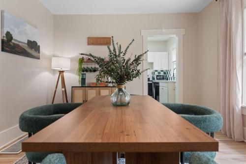 Beautiful 2 Bed 1 Bath home near College Hill - main image
