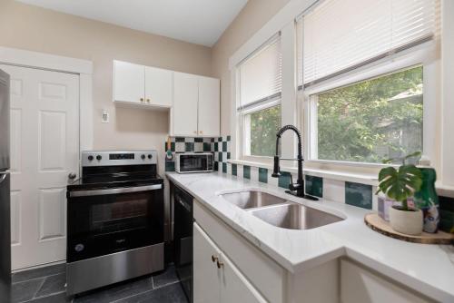 Beautiful 2 Bed 1 Bath home near College Hill - image 10