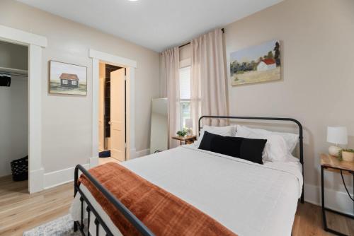 Beautiful 2 Bed 1 Bath home near College Hill - image 9