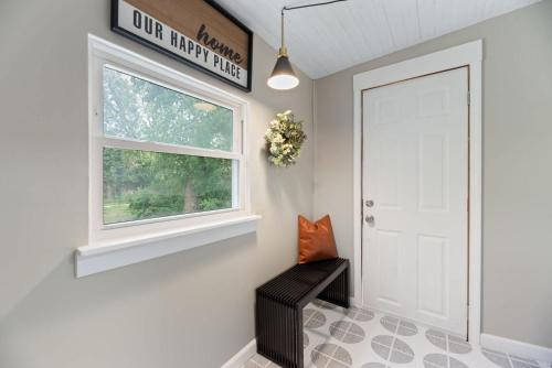 Beautiful 2 Bed 1 Bath home near College Hill - image 4