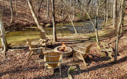 Cozy Creek Cabin Creekside comfort with a firepit and more in Ellijay, USA