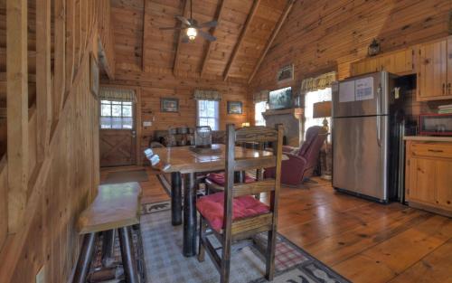 Cozy Creek Cabin Creekside comfort with a firepit and more in Ellijay, USA