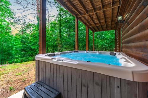 Ricks Retreat Log Cabin- Firepit Ping-Pong Hot Tub in Mineral Bluff, USA