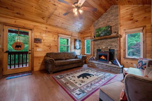 Ricks Retreat Log Cabin- Firepit Ping-Pong Hot Tub in Mineral Bluff, USA