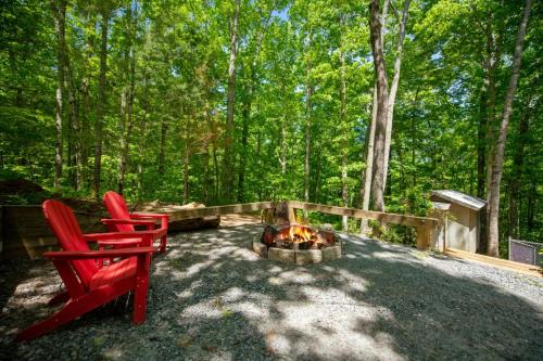 Little Bear Cabin - Gather round the firepit soak in the hot tub in Kiker, USA