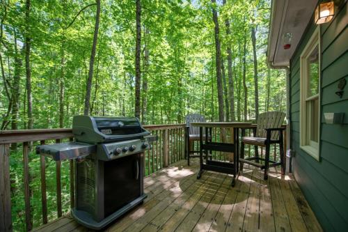 Little Bear Cabin - Gather round the firepit soak in the hot tub in Kiker, USA