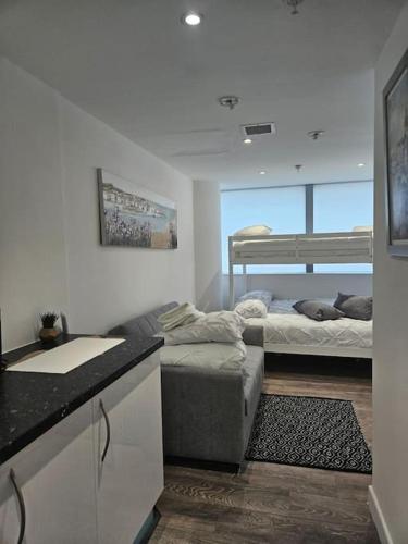 Small Studio for Group of 5 in Delta Croydon DPF3 1
