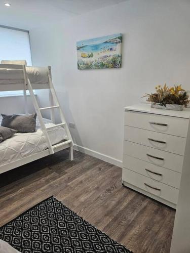 Small Studio for Group of 5 in Delta Croydon DPF3 4