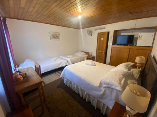 1 double bed, 2 twin beds