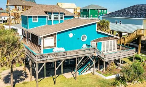 Near the Beach and Accommodates 13 Comfortably in Freeport, USA