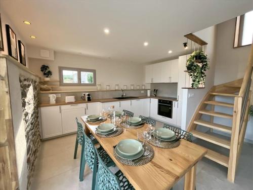 Kitchen, La Lodge des Champs in Montbrison