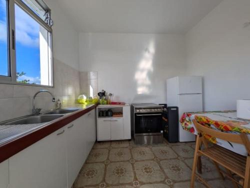 Κουζίνα, Maison F4 à Sainte - Anne, Guadeloupe (Maison F4 a Sainte - Anne, Guadeloupe) in Μάρε Γκαγιάρντ