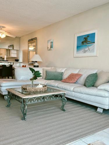 Pavilion Beach Front Apartment with Balcony in Miami Beach, USA