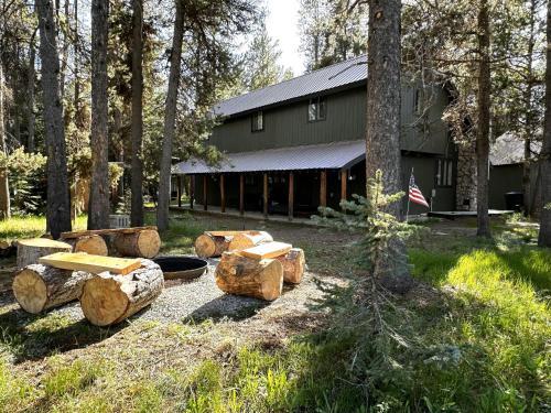 Private, Quiet 5 Bedroom Cabin nestled into the Forest