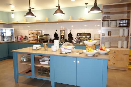 Food and beverages, Ramada by Wyndham Houston Westchase in Westchase