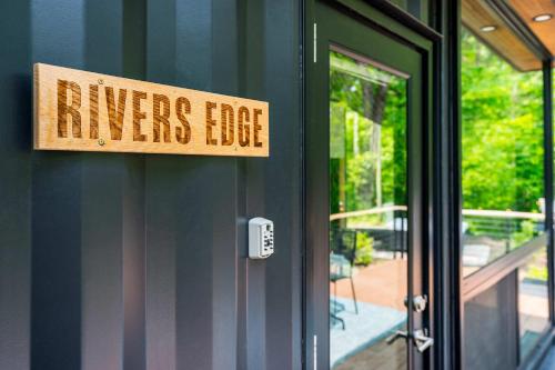 Modern Riverside Cabin w Hot Tub Fire Pit Kayaks detail