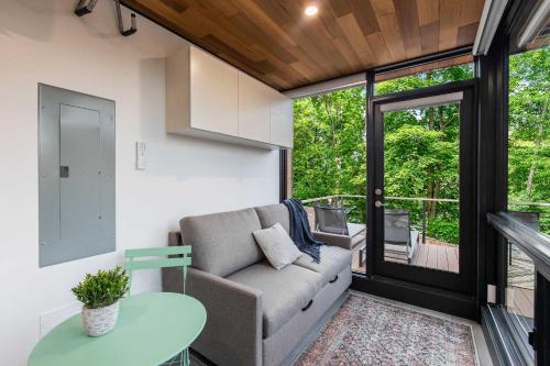 Modern Riverside Cabin w Hot Tub Fire Pit Kayaks in Rileyville, USA