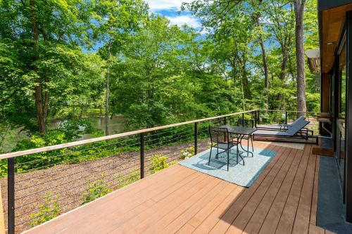 Udsigt, Modern Riverside Cabin w Hot Tub Fire Pit Kayaks in Rileyville