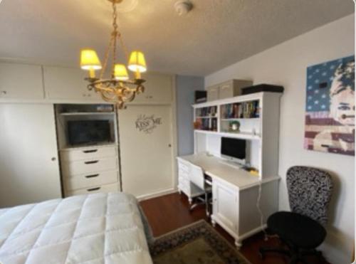 Stay in Beverly Hills -room for 1 female -walk to shopping and restaurants in Los Angeles, USA