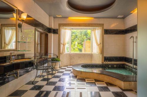 Pezsgőfürdő, Regale Villa Hotel in Zhonghe negyed