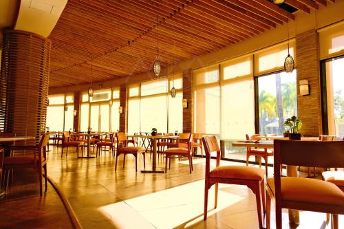 ห้องอาหาร, PICO DE LORO Nearest to Pool JACANA 1 Bedroom Units by SEE Condominiums in นาซุกบู
