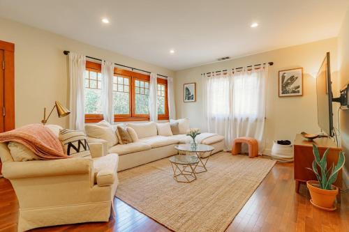 Cozy 3 Bedroom Hollywood Home- Quick Walk To All Tourist Spots! in Los Angeles, USA