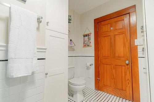 Cozy 3 Bedroom Hollywood Home- Quick Walk To All Tourist Spots! in Los Angeles, USA