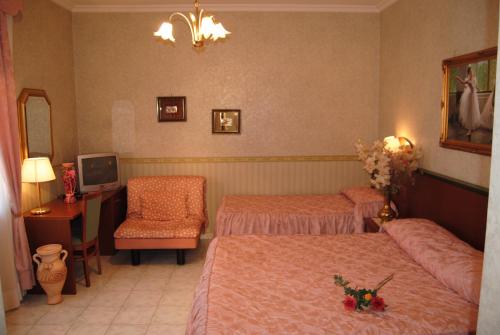 1 queen bed, 1 twin bed