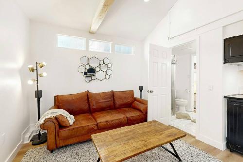 Charming Urban Oasis w Pool Table, Sauna, and more in Los Angeles, USA