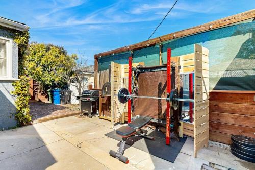 Charming Urban Oasis w Pool Table, Sauna, and more in Los Angeles, USA