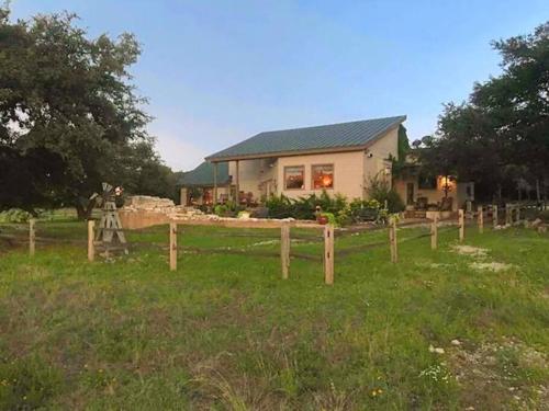 Private Ranch Near Fredericksburg Wineries with Pool in Blanco, USA