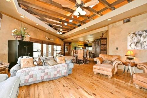 Private Ranch Near Fredericksburg Wineries with Pool in Blanco, USA