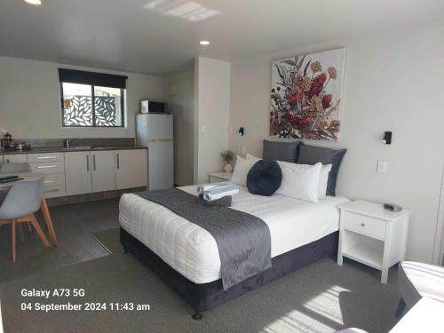 All Seasons Holiday Park Room Type - Standard Queen Room