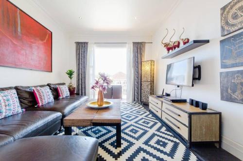 HolidayRento 2BR Beachfront Building on Bondi Beach