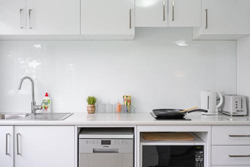 Collaroy 3Br Beach Home with Large Pool First Floor